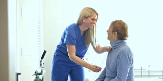 家庭护理人员帮助老年妇女输氧