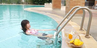 女人放松和享受在游泳池