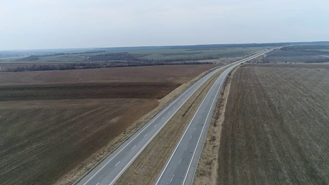 交通便利的高速公路，无人机拍摄的画面