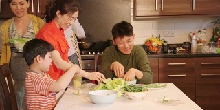 中国家庭开心地做饭!