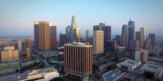 在日落时分，空中推进到加州洛杉矶市中心