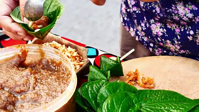 Miang Kum(叶包一口大小的开胃菜)泰国食物。