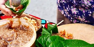 Miang Kum(叶包一口大小的开胃菜)泰国食物。