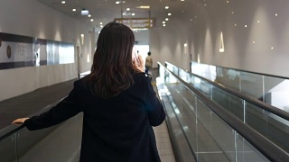 一名女子在走廊上玩手机视频素材模板下载