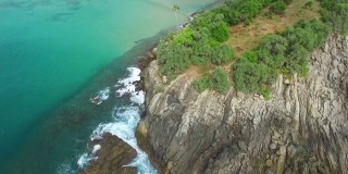 淘金镜头掠过海岸线上的悬崖和岩石