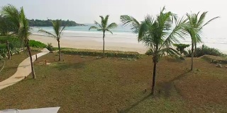 酒店游泳池上方的跟踪镜头朝向沙滩和大海