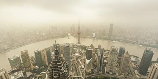 T/L WS HA PAN高角度日落与现代摩天大楼/上海，中国