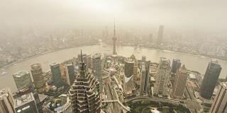T/L WS HA TD高角度日落与现代摩天大楼/上海，中国
