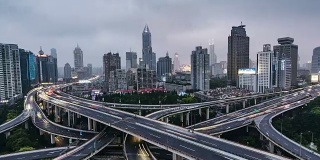 T/L WS HA TU高峰时段交通螺旋形的延安大桥，日夜过渡/上海，中国