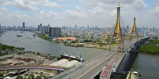 普密蓬大桥的鸟瞰图