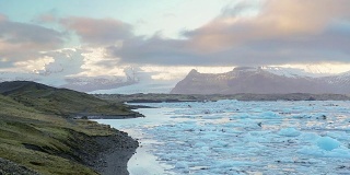 延时:Vatnajokull和Fjallsrlon冰川Jokulsarlon礁湖冰岛日出