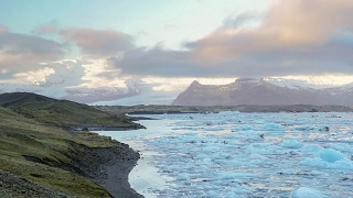延时:Vatnajokull和Fjallsrlon冰川Jokulsarlon礁湖冰岛日出视频素材模板下载