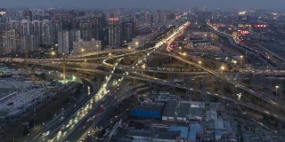 T/L WS下潘路交叉口，四惠桥。白天和晚上的过渡/北京，中国