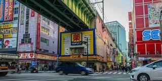在日本东京秋叶原附近，人们走在街上和过马路