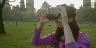 虚拟现实头盔眼镜年轻女性年轻