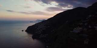 阿马尔菲海岸和索伦托半岛的无人机鸟瞰图