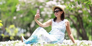 一个女人用智能手机对着摄像头说话