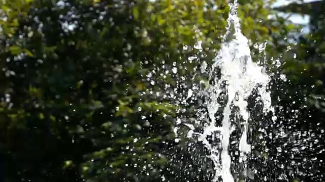 慢镜头，喷泉溅起水花