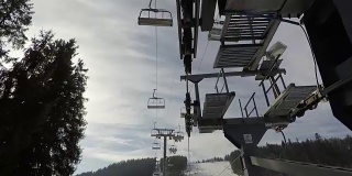以天空为背景的滑雪缆车。