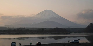 时间流逝，早晨的富士山在正二湖。