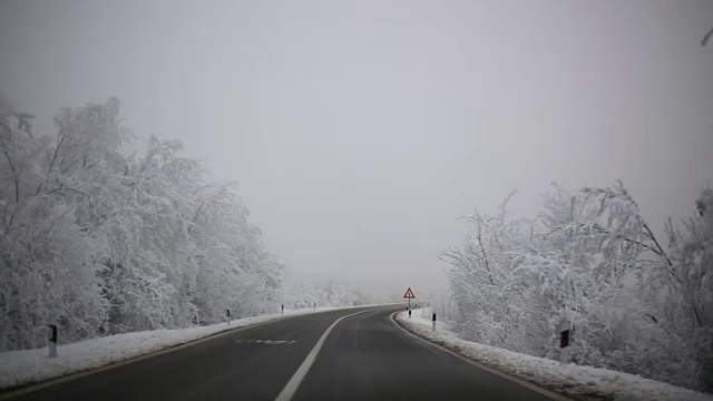 被雪封的乡村公路在风景秀丽的森林
