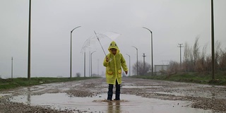 一个小男孩在雨中