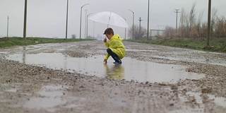 一个小男孩在雨中