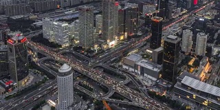 T/L WS HA PAN鸟瞰图美妙的城市景色和拥挤的交通，白天到晚上过渡/北京，中国