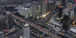 T/L WS HA ZO鸟瞰图美妙的城市景色和拥挤的交通，白天到晚上过渡/北京，中国