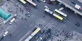 T/L MS HA鸟瞰图的人群过马路/北京，中国