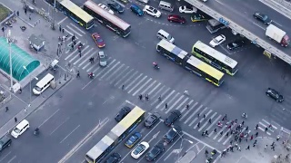 T/L MS HA鸟瞰图的人群过马路/北京，中国视频素材模板下载