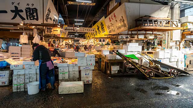 时光流逝:行人拥挤在日本东京筑地鱼市