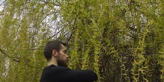 一个年轻人在森林里练习咏春拳