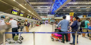 时光流逝:旅客在机场办理登机手续的柜台大厅