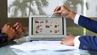 商业人士分析市场研究视频素材模板下载