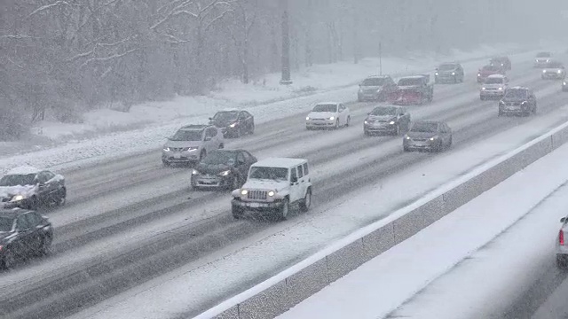 在积雪覆盖的道路上行驶的汽车