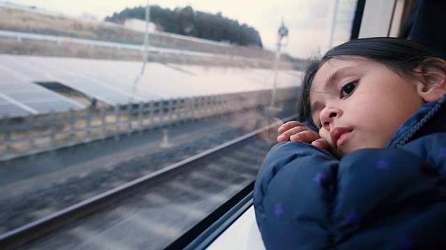 火车上孤独的女孩。