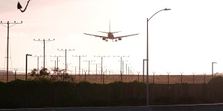 一架载有4k汽车的飞机在加州洛杉矶机场降落