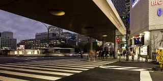 4K时光流逝:东京新宿的交通和行人过马路
