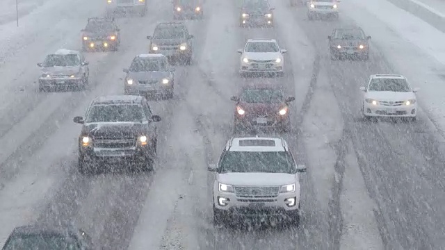 在积雪覆盖的道路上行驶的汽车