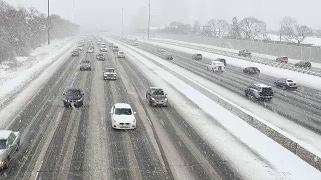 在积雪覆盖的道路上行驶的汽车