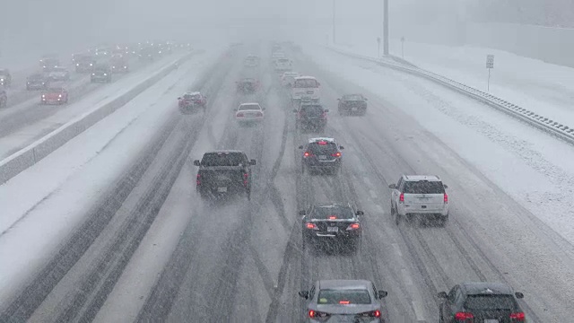 在积雪覆盖的道路上行驶的汽车