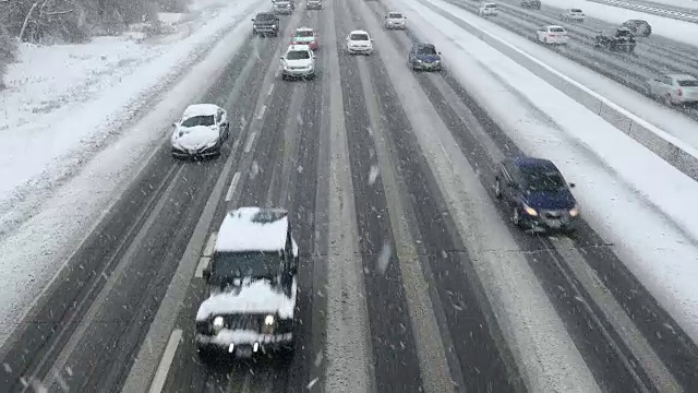 在积雪覆盖的道路上行驶的汽车