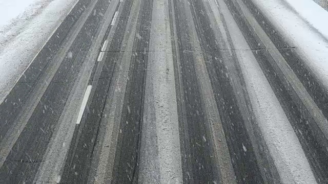 在积雪覆盖的道路上行驶的汽车