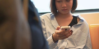 特写女子在火车上使用智能手机