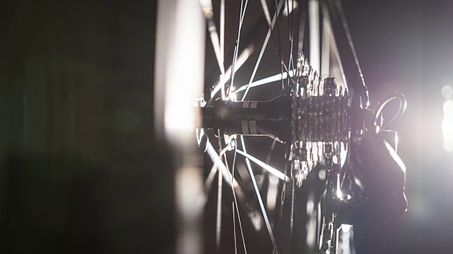 黑暗中的自行车轮辐和链条细节