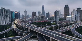 T/L WS HA PAN尖峰时段的多条高速公路和立交桥的交通，白天到晚上的过渡/上海，中国