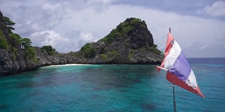 泰国甲米安达曼海高哈群岛泻湖上的泰国国旗。