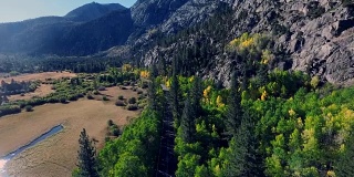 美丽的无人机拍摄于加利福尼亚山区一条偏僻的道路上，树木正在改变颜色。