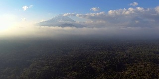 航拍:云中富士山和太阳